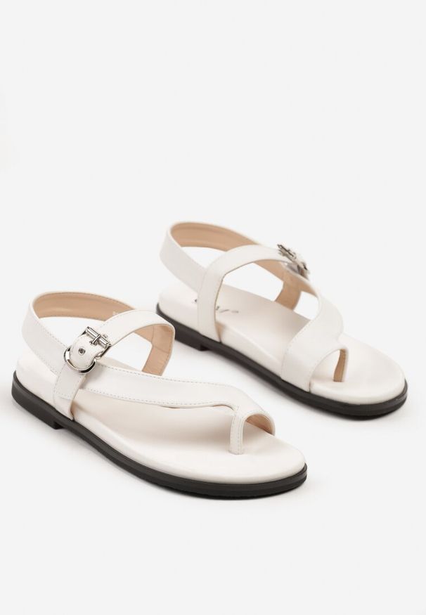Renee - Białe Sandały Japonki z Paskiem z Klamerką Reavessa. Zapięcie: pasek. Kolor: biały. Materiał: jeans. Sezon: lato. Obcas: na obcasie. Styl: elegancki. Wysokość obcasa: niski