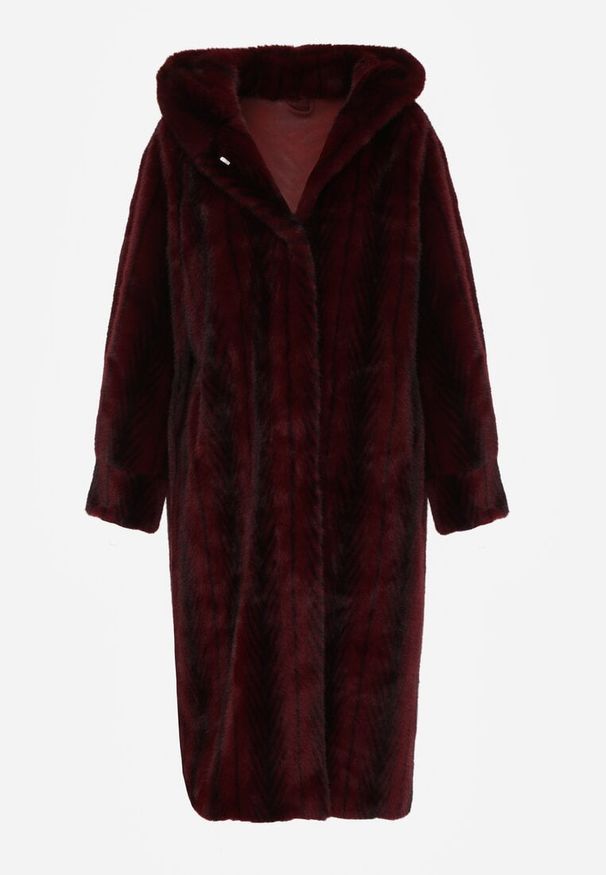 Born2be - Bordowy Płaszcz Futerko w Pionowy Wzór z Kapturem Cahroris. Typ kołnierza: kaptur. Kolor: czerwony. Materiał: futro. Styl: elegancki, klasyczny