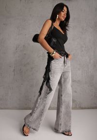 Renee - Czarna Bluzka z Dodatkiem Wiskozy i Falbankami z Koronki Coramala. Typ kołnierza: kołnierz z falbankami. Kolor: czarny. Materiał: wiskoza, koronka. Długość rękawa: na ramiączkach. Wzór: koronka. Styl: elegancki #8