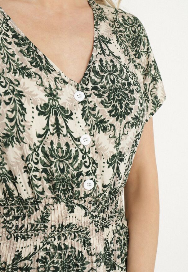 Born2be - Ciemnozielona Bawełniana Sukienka o Rozkloszowanym Kroju z Gumką w Pasie Desilona. Okazja: na co dzień. Typ kołnierza: dekolt w kształcie V. Kolor: zielony. Materiał: bawełna. Długość rękawa: krótki rękaw. Styl: elegancki, casual