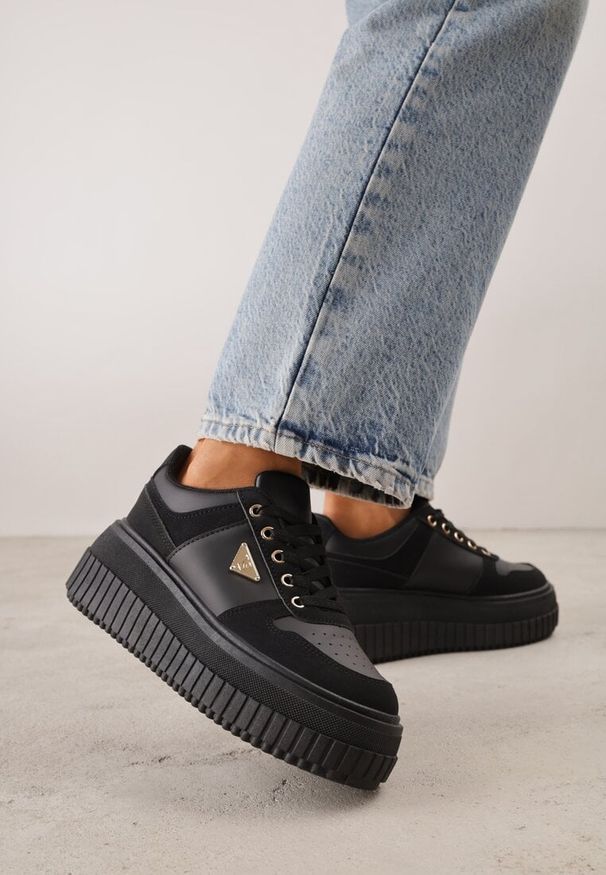 Renee - Czarne Chunky Sneakersy z Trójkątną Aplikacją VICES na Platformie Cezaline. Kolor: czarny. Materiał: jeans. Wzór: aplikacja. Obcas: na platformie