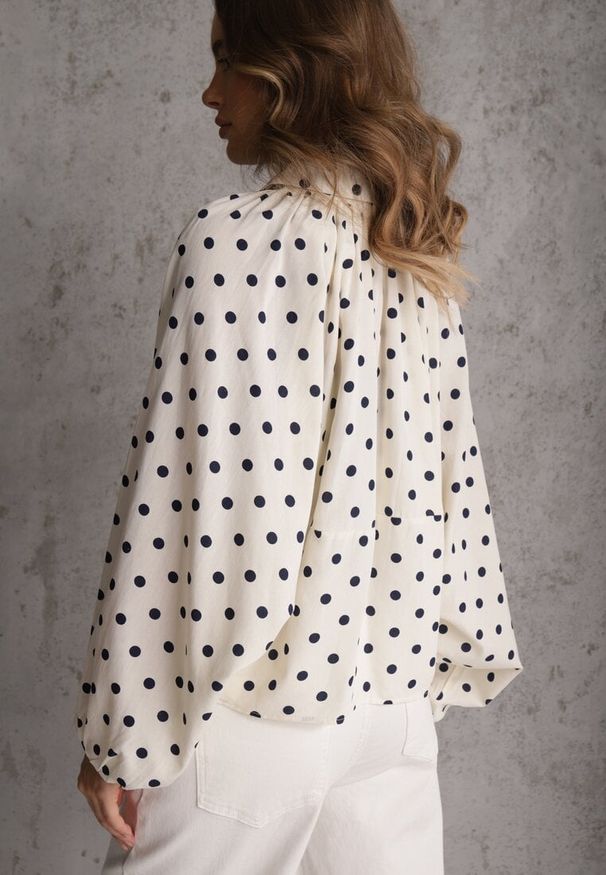 Renee - Jasnobeżowa Nietoperzowa Bluza z Wiskozą w Kropki z Kołnierzykiem Meze. Okazja: na co dzień. Kolor: beżowy. Materiał: wiskoza. Wzór: kropki. Styl: casual