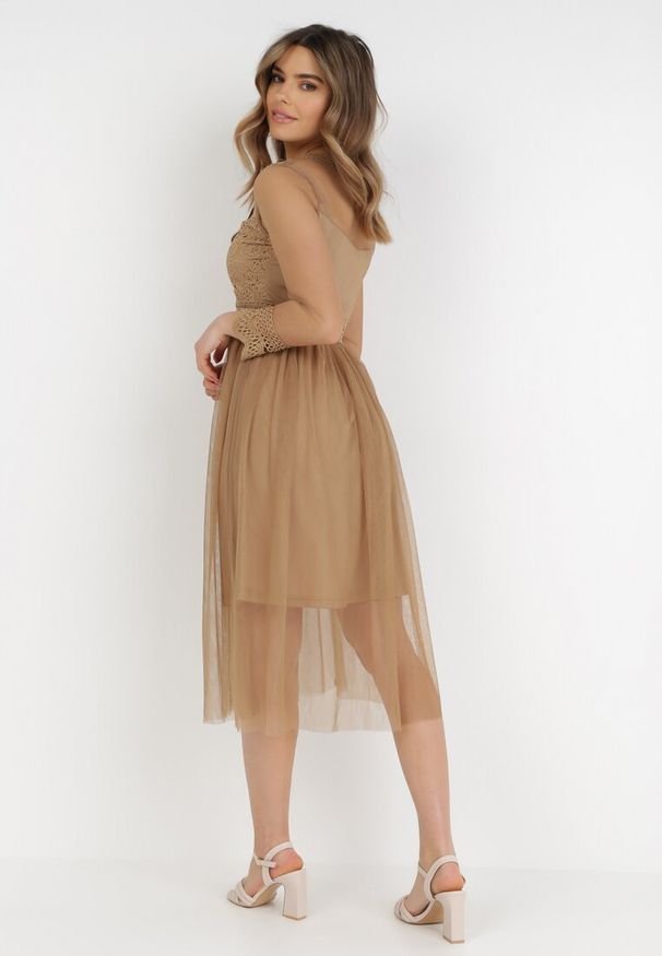 Born2be - Ciemnobeżowa Sukienka Describi. Kolor: beżowy. Materiał: tiul, koronka. Długość rękawa: długi rękaw. Wzór: aplikacja, koronka. Styl: elegancki, wizytowy. Długość: midi