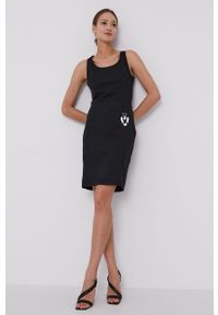 Love Moschino Sukienka kolor czarny mini prosta. Okazja: na co dzień. Kolor: czarny. Materiał: tkanina. Długość rękawa: na ramiączkach. Wzór: gładki. Typ sukienki: proste. Styl: casual. Długość: mini #1