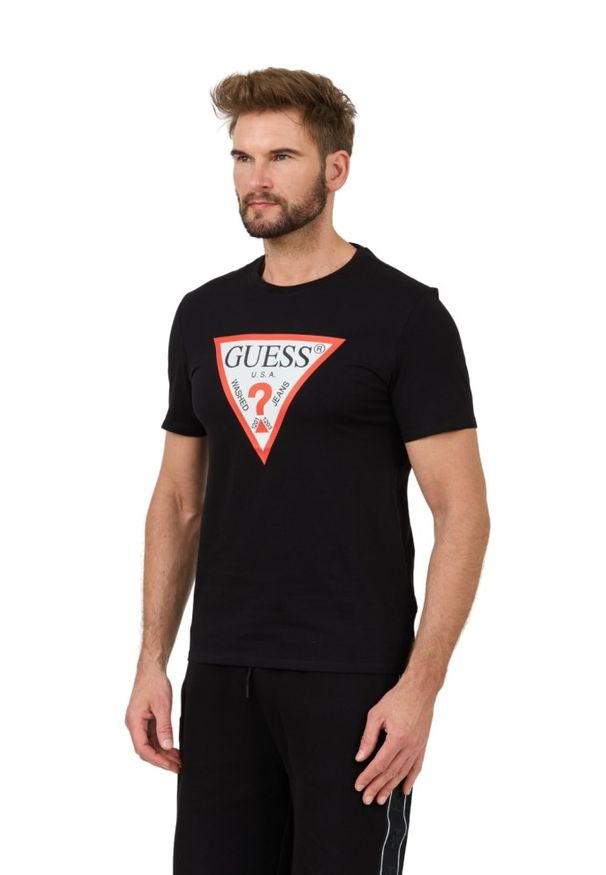 Guess - GUESS Czarny t-shirt z dużym logo Clsc Tri Logo. Kolor: czarny
