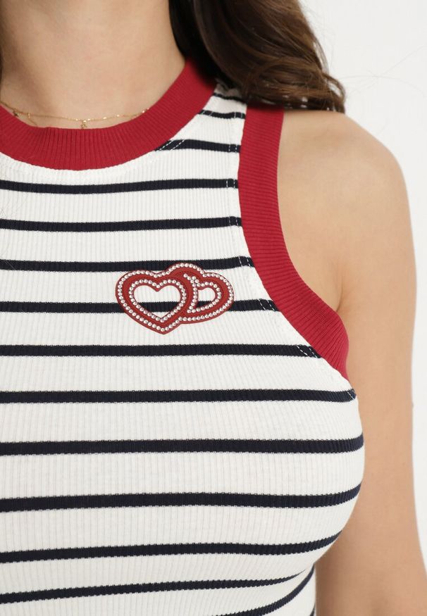 Born2be - Biały Top Bawełniany w Paski z Aplikacją z Cyrkonii w Serduszka Garilea. Okazja: na spacer, na co dzień. Kolor: biały. Materiał: bawełna. Wzór: aplikacja, paski. Sezon: lato. Styl: casual, elegancki