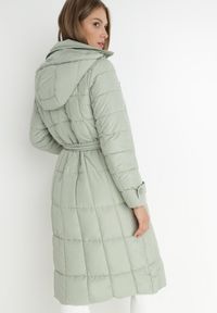 Born2be - Jasnozielona Kurtka Pikowana z Paskiem Gutdat. Okazja: na co dzień. Kolor: zielony. Materiał: materiał. Długość rękawa: długi rękaw. Długość: długie. Sezon: zima. Styl: casual #5