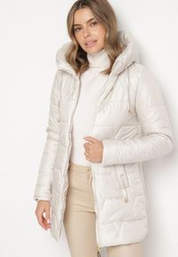 Born2be - Jasnobeżowa Pikowana Kurtka Przejściowa z Bocznymi Suwakami i Kapturem Soralessa. Okazja: na co dzień, do pracy, na spotkanie biznesowe. Kolor: beżowy. Materiał: dzianina, jeans. Długość rękawa: długi rękaw. Długość: długie. Styl: biznesowy, casual #4