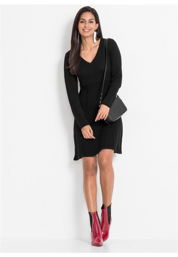 bonprix - Sukienka dzianinowa. Typ kołnierza: dekolt w serek. Kolor: czarny. Materiał: dzianina. Wzór: prążki, gładki, ze splotem