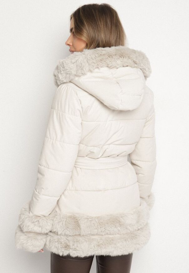 Born2be - Jasnobeżowa Taliowana Kurtka z Paskiem Kapturem i Ozdobnym Futrem Rainaria. Okazja: na co dzień, do pracy, na spotkanie biznesowe. Kolor: beżowy. Materiał: futro. Styl: casual, biznesowy, retro, elegancki