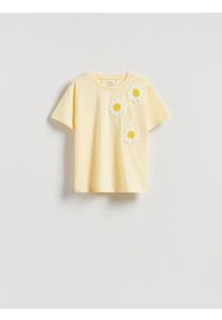 Reserved - T-shirt z szydełkowaną aplikacją - jasnożółty. Kolor: żółty. Materiał: bawełna. Wzór: aplikacja