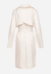 Born2be - Beżowy Płaszcz Dwurzędowy Typu Trencz z Wiązanym Paskiem Levita. Okazja: na co dzień. Kolor: beżowy. Materiał: materiał. Wzór: aplikacja. Styl: casual, klasyczny #7