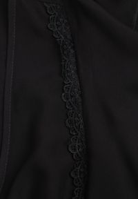 Born2be - Czarna Sukienka Cileis. Typ kołnierza: kołnierz z falbankami. Kolor: czarny. Materiał: wiskoza, koronka. Długość rękawa: krótki rękaw. Wzór: geometria. Długość: maxi #5