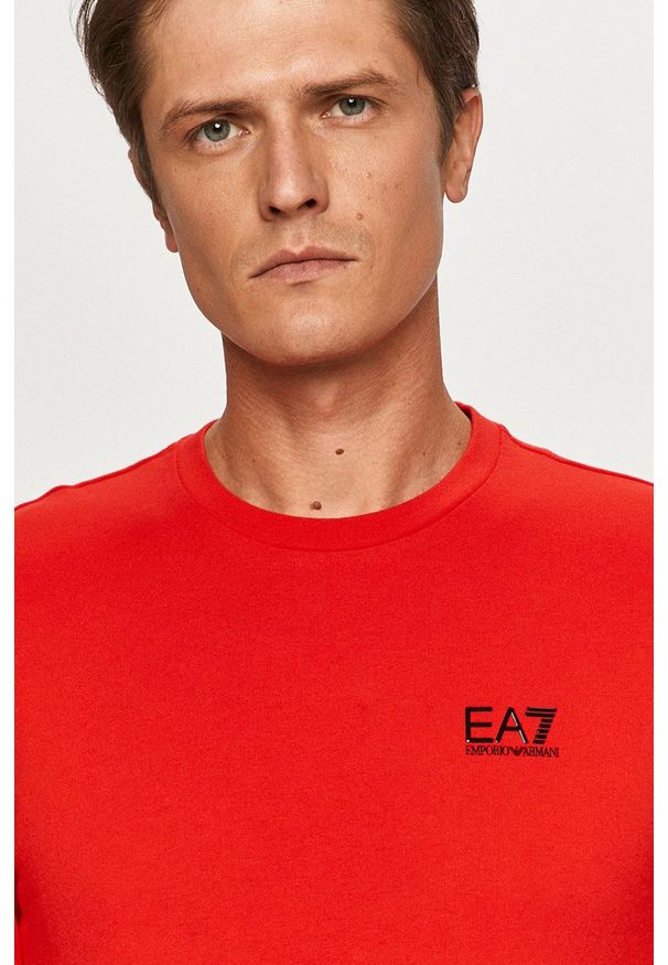 EA7 Emporio Armani Bluza męska kolor czerwony gładka. Okazja: na co dzień. Kolor: czerwony. Długość rękawa: długi rękaw. Wzór: gładki. Styl: casual