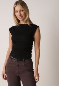 Born2be - Czarna Bluzka z Elastycznego Materiału z Dekoltem Łódką Megaris. Okazja: na co dzień. Typ kołnierza: dekolt w łódkę. Kolor: czarny. Materiał: materiał. Styl: casual, elegancki #1