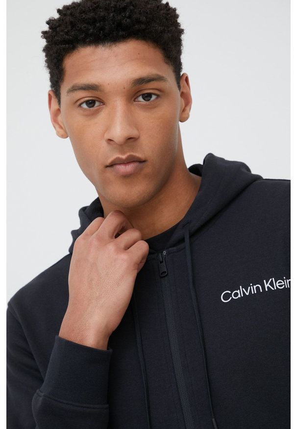 Calvin Klein Performance bluza męska kolor czarny z kapturem gładka. Okazja: na co dzień. Typ kołnierza: kaptur. Kolor: czarny. Materiał: dzianina. Wzór: gładki. Styl: casual