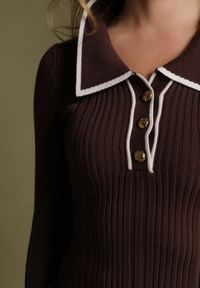 Born2be - Brązowy Sweter z Wiskozą w Stylu Retro z Kołnierzykiem i Guzikami Sarrise. Okazja: na spotkanie biznesowe, do pracy, na co dzień. Typ kołnierza: kołnierz z falbankami. Kolor: brązowy. Materiał: wiskoza. Wzór: aplikacja. Styl: retro #4