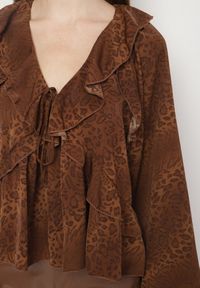 Born2be - Brązowa Bluzka w Panterkę z Falbankami i Szerokimi Rękawami Entia. Okazja: na co dzień, na spotkanie biznesowe. Typ kołnierza: kołnierz z falbankami. Kolor: brązowy. Materiał: jeans. Wzór: motyw zwierzęcy. Styl: casual, biznesowy #3