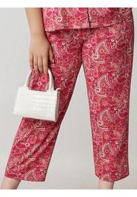 Sinsay - Spodnie ze wzorem Plus Size - różowy. Kolekcja: plus size. Kolor: różowy. Materiał: włókno #1