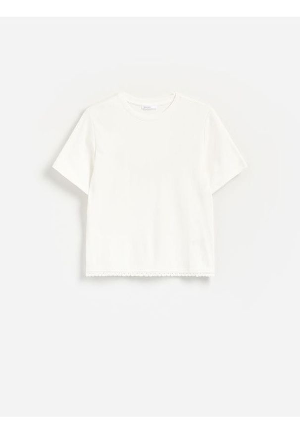Reserved - T-shirt z ozdobnym wykończeniem - biały. Kolor: biały. Materiał: bawełna