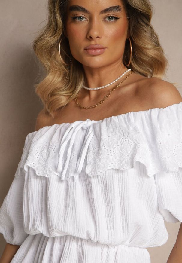 Renee - Biała Sukienka z Bawełny Ozdobiona Ażurową Falbaną Ranisse. Okazja: na co dzień, na spacer. Kolor: biały. Materiał: bawełna. Wzór: aplikacja, ażurowy. Sezon: lato. Styl: elegancki, casual
