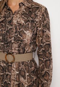 Born2be - Brązowa Wiskozowa Sukienka w Wężowy Wzór o Koszulowym Kroju z Elastycznym Paskiem Rinnosia. Okazja: na spotkanie biznesowe. Typ kołnierza: dekolt w serek. Kolor: brązowy. Materiał: wiskoza. Typ sukienki: koszulowe. Styl: biznesowy, elegancki #7