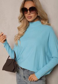 Renee - Jasnoniebieski Sweter Nietoperz z Dłuższym Tyłem i Półgolfem Vitirae. Okazja: na co dzień. Kolor: niebieski. Materiał: jeans. Długość: długie. Styl: elegancki, casual #3