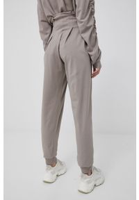 Reebok spodnie H51865 damskie kolor beżowy gładkie. Stan: podwyższony. Kolor: beżowy. Materiał: dzianina. Wzór: gładki #3