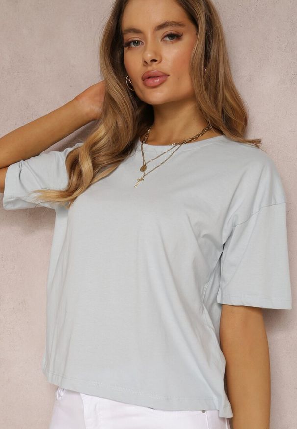 Renee - Jasnoniebieski T-shirt Clathera. Kolor: niebieski. Materiał: jeans, bawełna. Długość rękawa: krótki rękaw. Długość: krótkie. Wzór: gładki, jednolity