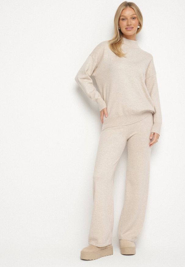 Born2be - Jasnobeżowy Dzianinowy Komplet z Wełną Sweter z Półgolfem i Szerokie Spodnie Lanerra. Kolor: beżowy. Materiał: dzianina, wełna. Sport: turystyka piesza