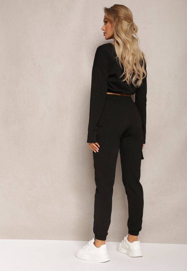 Renee - Czarny Komplet Dresowy Bluza Cropped i Spodnie z Kieszeniami Cargo Xerlesa. Kolor: czarny. Materiał: dresówka