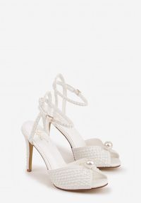 Renee - Białe Sandały Peep Toe na Szpilce z Perełkami i Paskiem z Klamerką Velaniella. Okazja: na ślub cywilny, na wesele. Nosek buta: otwarty. Zapięcie: pasek. Kolor: biały. Materiał: jeans, koronka. Wzór: aplikacja, koronka. Obcas: na szpilce. Styl: elegancki #2