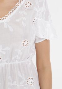 Born2be - Biała Sukienka Euthine. Kolor: biały. Materiał: bawełna, tkanina. Długość rękawa: krótki rękaw. Wzór: aplikacja, haft. Styl: klasyczny