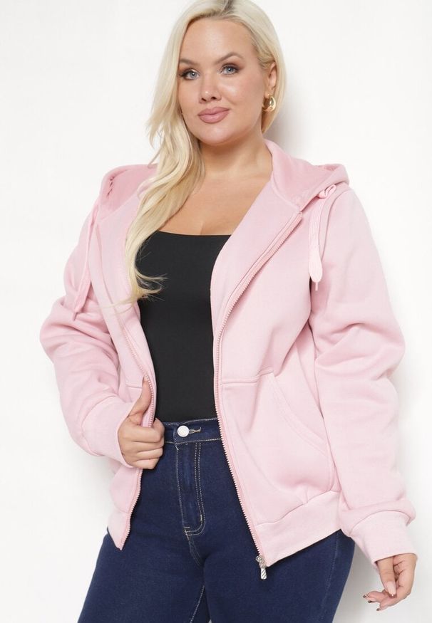 Born2be - Różowa Rozpinana Bluza z Kapturem i Bawełną Ozdobiona Sznurkami Selinae. Okazja: na co dzień. Typ kołnierza: kaptur. Kolekcja: plus size. Kolor: różowy. Długość: długie. Wzór: aplikacja. Materiał: bawełna. Długość rękawa: długi rękaw. Styl: klasyczny, elegancki, casual