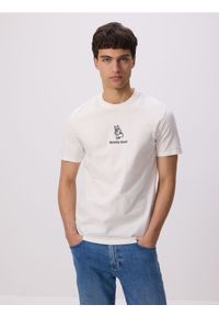 Reserved - T-shirt regular z haftem - złamana biel. Materiał: bawełna, dzianina. Wzór: haft