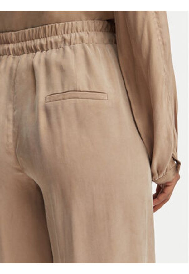 Guess Spodnie materiałowe W6GB07 W1781 Beżowy Regular Fit. Kolor: beżowy. Materiał: wiskoza, lyocell