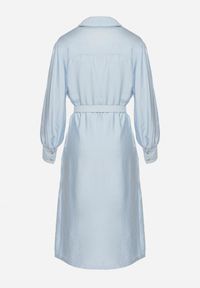 Born2be - Niebieska Wiskozowa Sukienka o Koszulowym Kroju z Paskiem z Klamrą i Kieszeniami Lisavianna. Okazja: na co dzień, do pracy, na spotkanie biznesowe. Kolor: niebieski. Materiał: wiskoza. Długość rękawa: długi rękaw. Typ sukienki: koszulowe. Styl: biznesowy, klasyczny, casual, elegancki #5