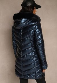Renee - Granatowa Taliowana Kurtka z Pikowanymi Przeszyciami i Kapturem z Futrem Nalidea. Okazja: na co dzień. Typ kołnierza: golf. Kolor: niebieski. Materiał: futro. Styl: casual #5