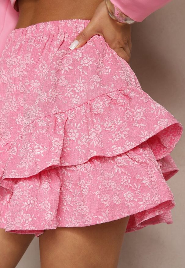 Renee - Różowe Spódnico-Szorty Ozdobione Falbankami Sopolisea. Okazja: na co dzień, na spacer. Stan: podwyższony. Kolor: różowy. Wzór: aplikacja. Sezon: lato. Styl: elegancki, klasyczny, casual