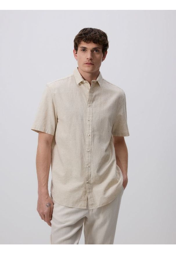 Reserved - Koszula regular z lnem - beżowy. Kolor: beżowy. Materiał: len