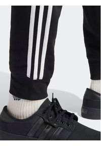 Adidas - adidas Spodnie dresowe adicolor 3-Stripes IU2353 Czarny Slim Fit. Kolor: czarny. Materiał: bawełna