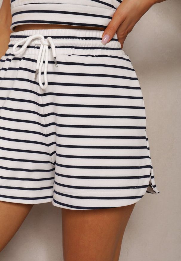 Renee - Biało-Granatowe Szorty Dresowe High Waist z Bawełny w Paski Ściągane Troczkiem Celisea. Okazja: na co dzień. Stan: podwyższony. Kolor: biały. Materiał: bawełna, dresówka. Długość: krótkie. Wzór: paski. Sezon: lato. Styl: sportowy, elegancki, casual