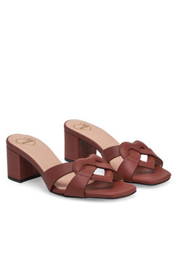 Love Moschino - LOVE MOSCHINO Klapki JA28065G1MIA0201 Brązowy. Kolor: brązowy. Materiał: skóra