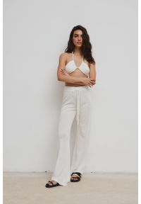 Marsala - Luźne spodnie z bawełny w kolorze SOFT WHITE - SANTOS -M. Materiał: bawełna. Wzór: ze splotem. Sezon: lato. Styl: wakacyjny #1
