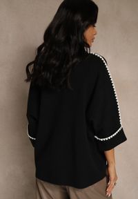 Renee - Czarny Sweter Ozdobiony Lamówką na Rękawach Tusenna. Okazja: na co dzień. Kolor: czarny. Materiał: jeans. Wzór: aplikacja. Styl: casual, elegancki, wizytowy #2