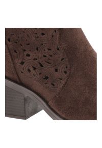 Botki damskie S.Barski, cholewka materiałowa ażurowa niski obcas lekka forma, brązowe, HY61-8009. Kolor: brązowy. Materiał: materiał. Szerokość cholewki: normalna. Wzór: ażurowy. Obcas: na obcasie. Wysokość obcasa: niski #2