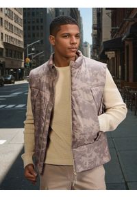 Sinsay - Kamizelka puffer ze wzorem moro - beżowy. Kolor: beżowy. Wzór: moro