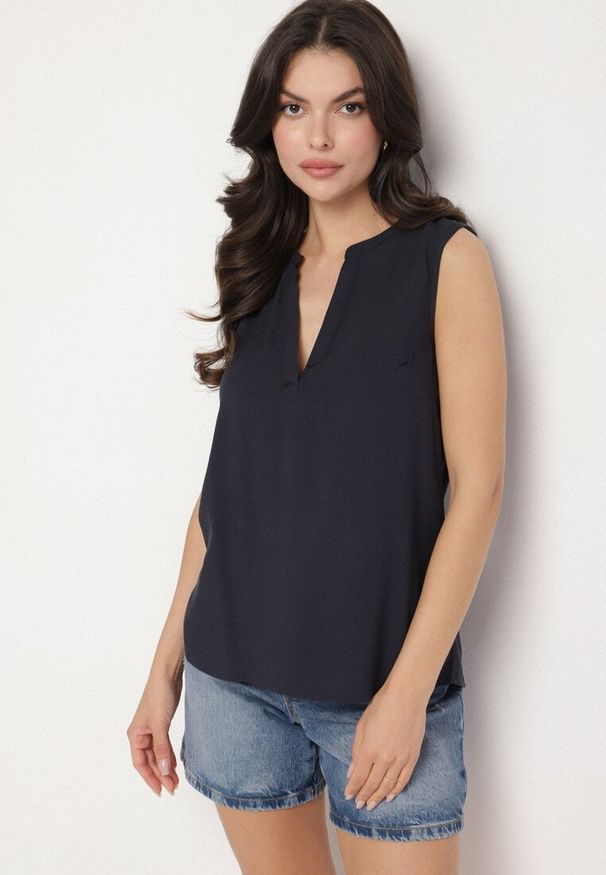 Born2be - Granatowa Wiskozowa Bluzka Ozdobiona Wycięciem Tilonira. Okazja: na co dzień. Kolor: niebieski. Materiał: wiskoza. Wzór: aplikacja. Styl: klasyczny, casual, elegancki