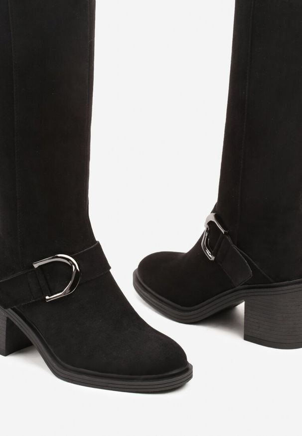 Born2be - Czarne Ocieplane Kozaki Vices na Obcasie Ozdobione Klamrą Asiti. Okazja: na co dzień. Zapięcie: klamry. Kolor: czarny. Wzór: aplikacja. Obcas: na obcasie. Styl: casual, elegancki. Wysokość obcasa: średni