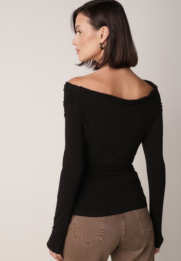 Born2be - Czarna Bluzka z Bawełną Dekoltem Typu Łódka i Marszczeniem Typhatos. Okazja: na co dzień. Kolor: czarny. Materiał: bawełna. Styl: casual, elegancki